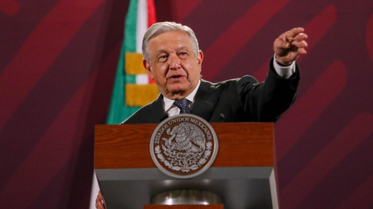 AMLO pide investigar caso de elevadores del IMSS