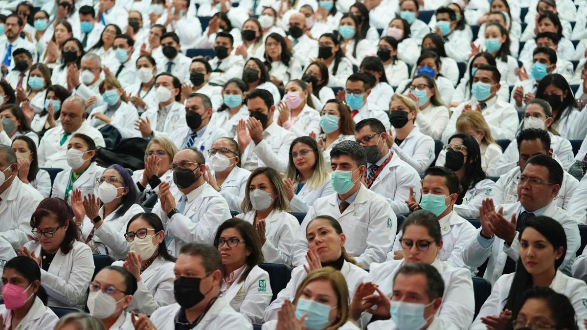 Pruebas obsoletas y costos pegan a formación de médicos especialistas