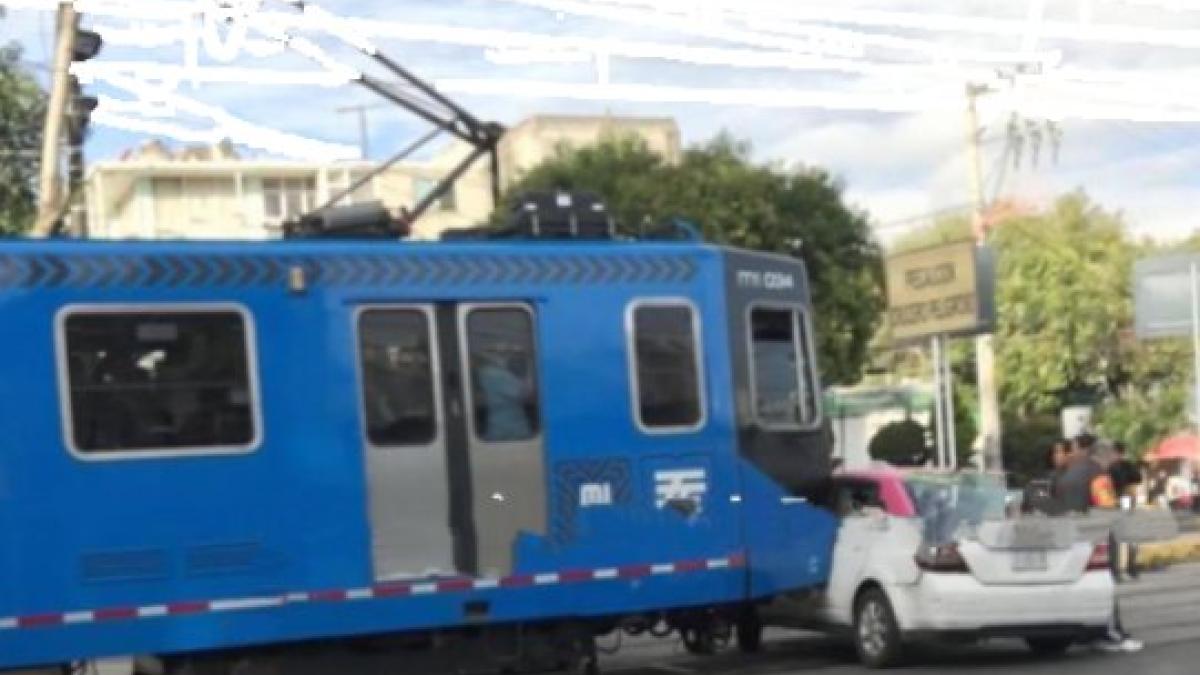 Tren Ligero choca contra taxi; choferes resultan heridos