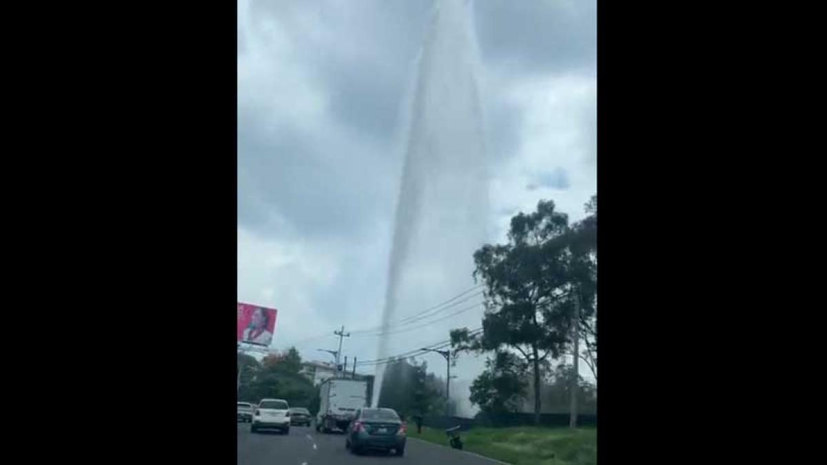 Megafuga de agua en la México-Toluca; 'miles de litros desperdiciándose', reportan │ VIDEO