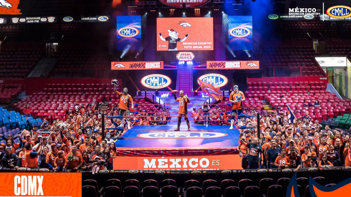 Aficionados de los Broncos de Denver encuentran en la Arena México el lugar ideal para su foto anual