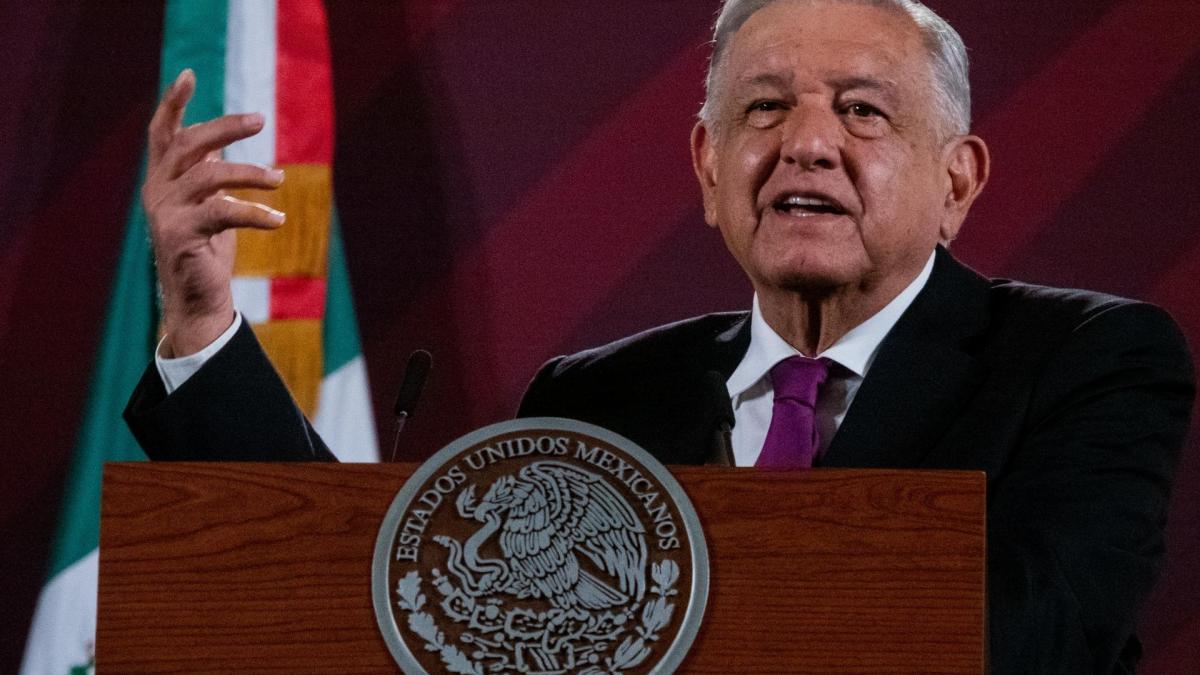 Libros de texto gratuitos: AMLO propone que gente decida en estados donde los rechazan