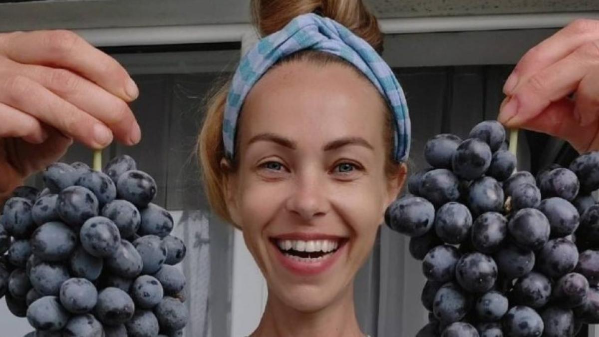 Influencer vegana muere por desnutrición tras seguir dieta a base de frutas