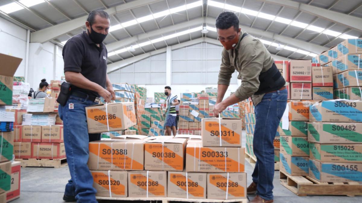 Encargado de libros ofrece defenderlos con la vida; PAN a papás: Deséchenlos