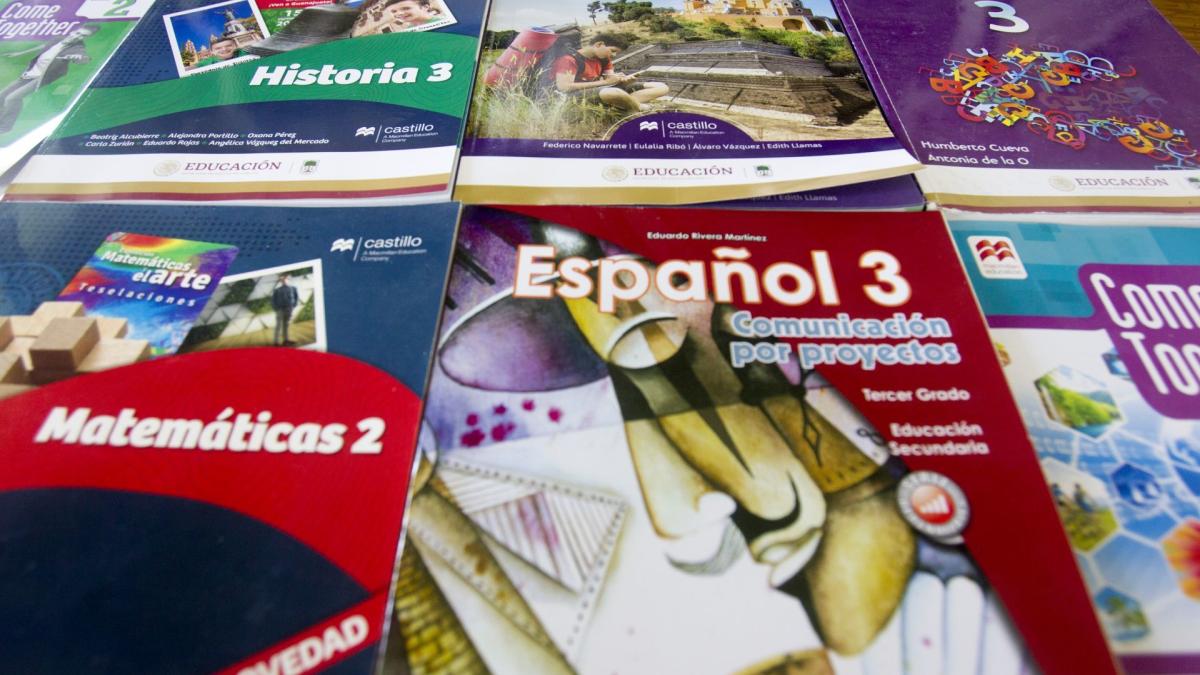 Libros de secundaria incluyen críticas frontales contra PRI y PAN