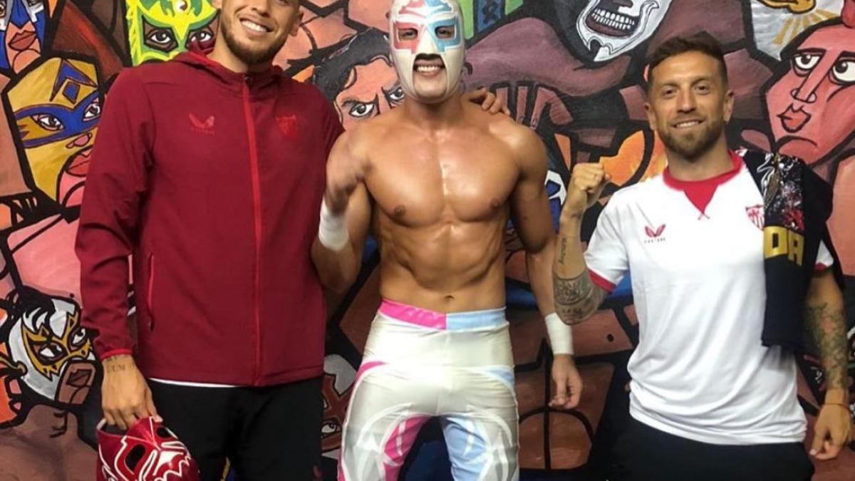 Papu Gómez y Lucas Ocampos, ¡De las canchas al ring! Descubre su épica batalla en la Lucha Libre