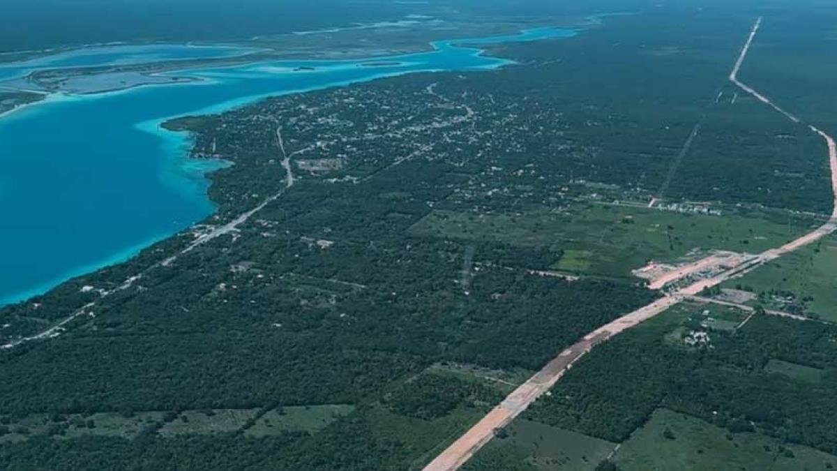 AMLO rinde tributo al 'chaneque, aluxe o duende travieso que cuida la laguna de Bacalar'