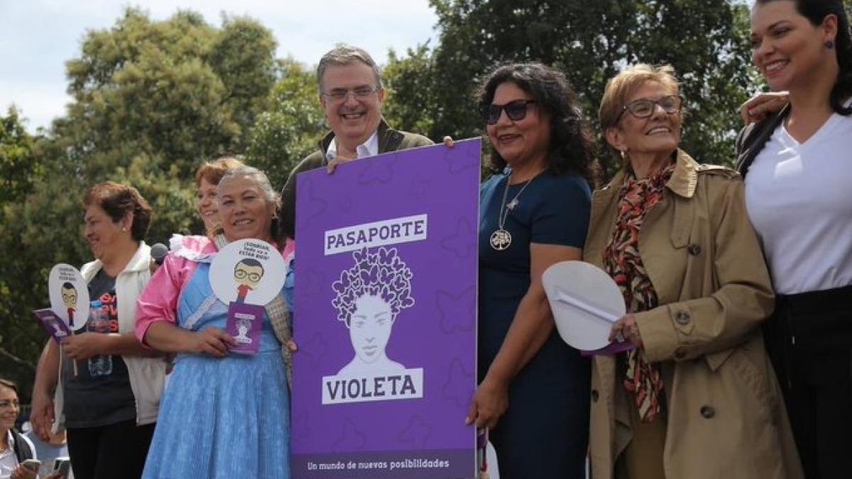 Ebrard presenta el pasaporte violeta, programa de la 4T exclusivo para mujeres