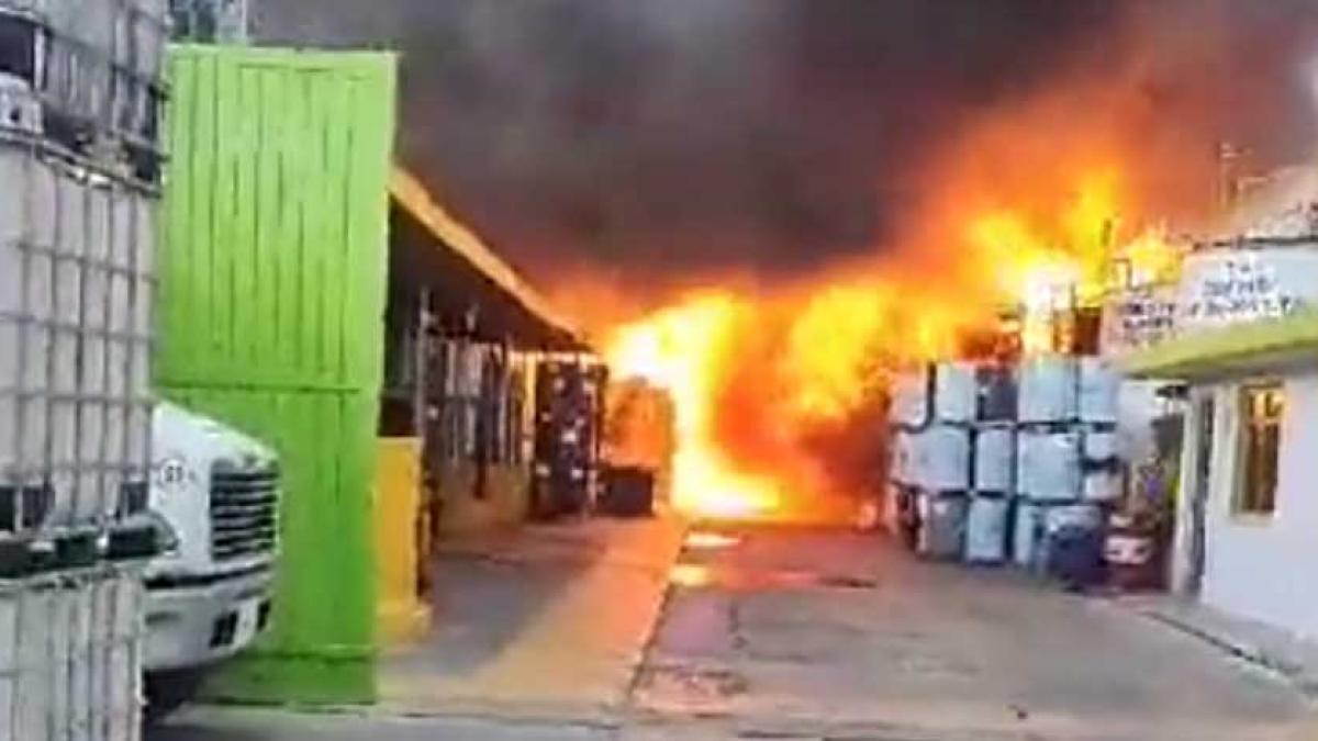 Extinguen incendio en fábrica de químicos en Chicoloapan; reportan saldo blanco