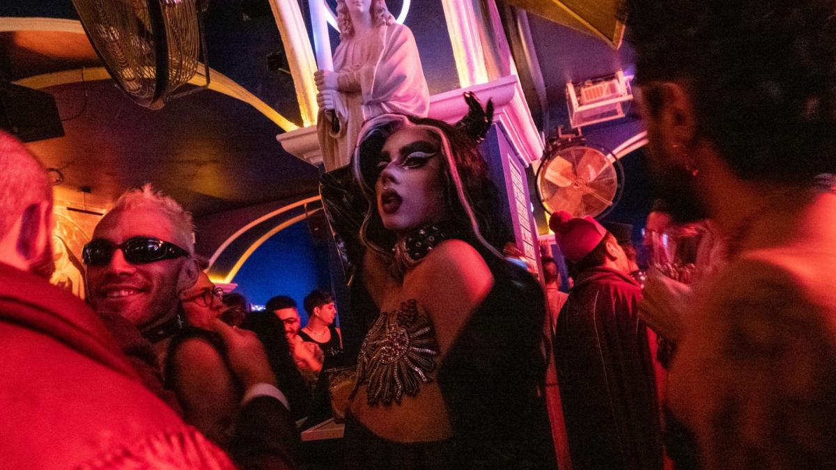 Maquillaje, tacón y glamur: Universidad ofrece curso para transformarse en Drag Queen