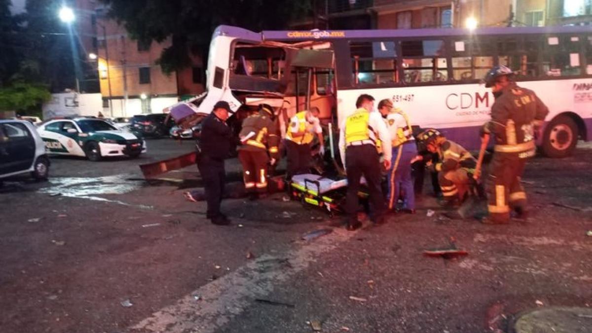 VIDEO. Choque entre tráiler y autobús de pasajeros en Circuito Interior deja 20 heridos