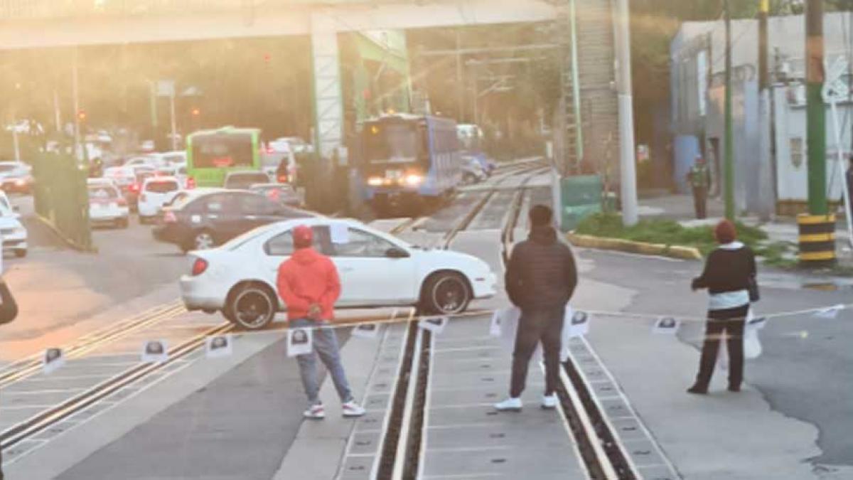 Manifestantes realizan bloqueo a la altura de la estación La Noria del Tren Ligero por desaparición de una joven