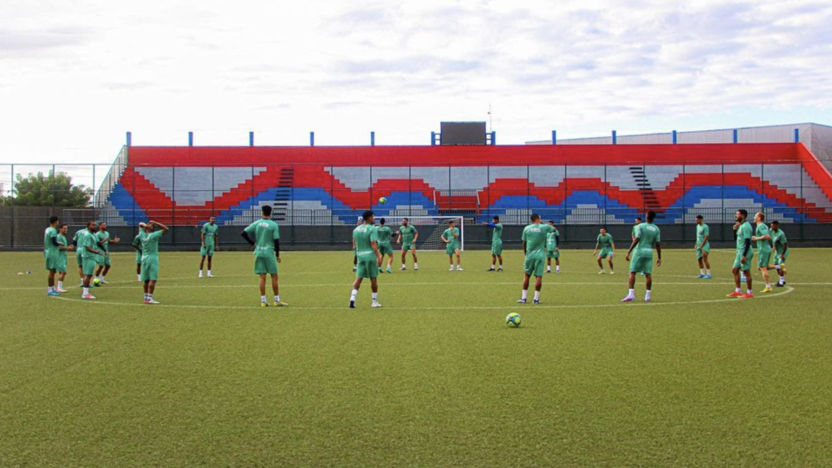 ¡Luto en el futbol! Goleador fallece en pleno entrenamiento y causa conmoción