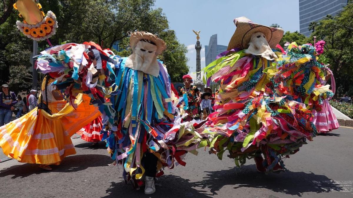 Pueblos originarios llenan de color las calles del centro