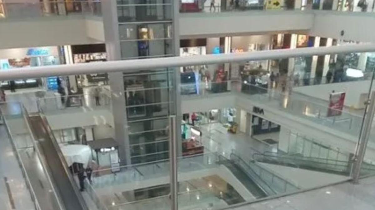 Muere hombre tras caer del último piso de la plaza Town Center El Rosario, en CDMX