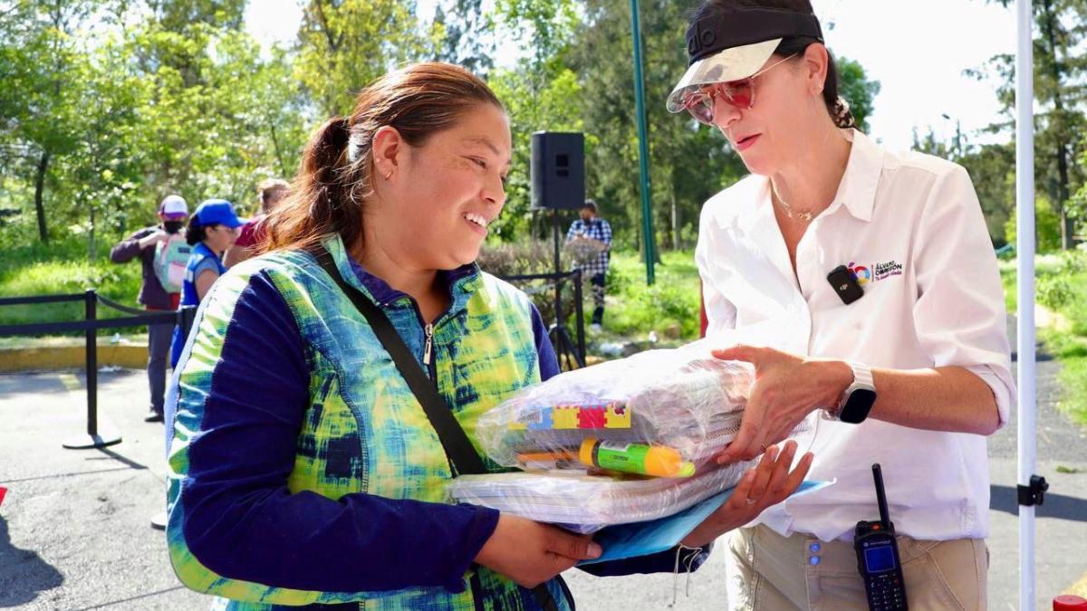 Lía Limón apoya a familias de la Álvaro Obregón con entrega de útiles escolares