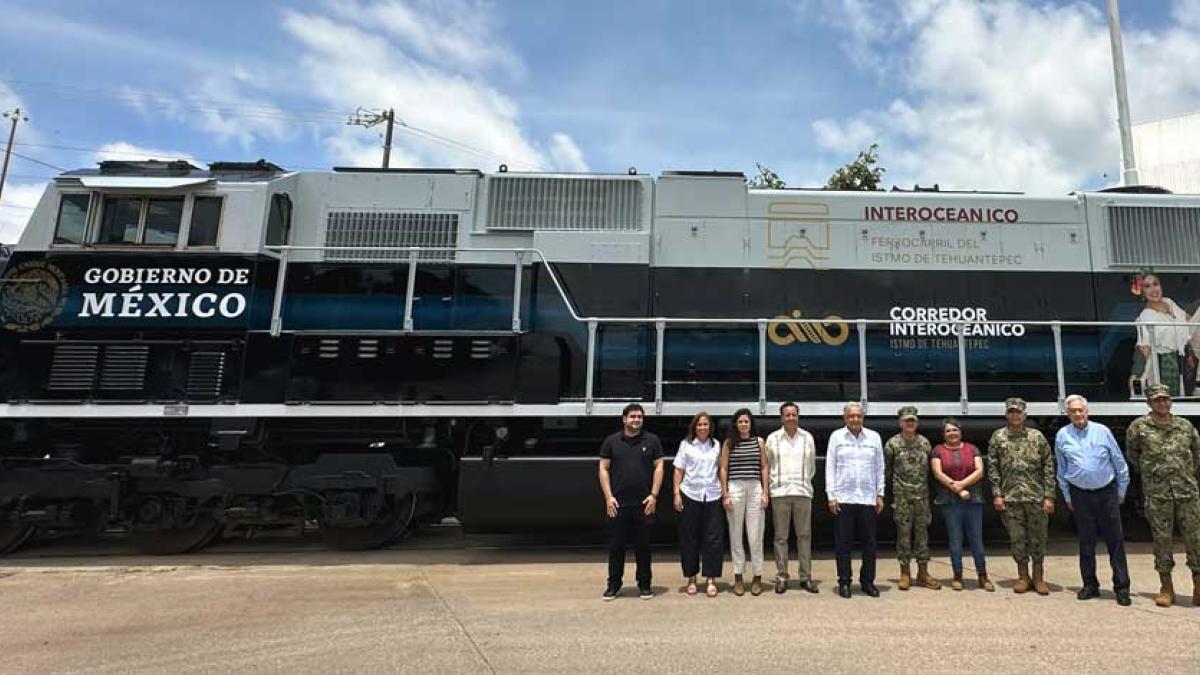 Presentan a AMLO primera locomotora del Tren Interoceánico