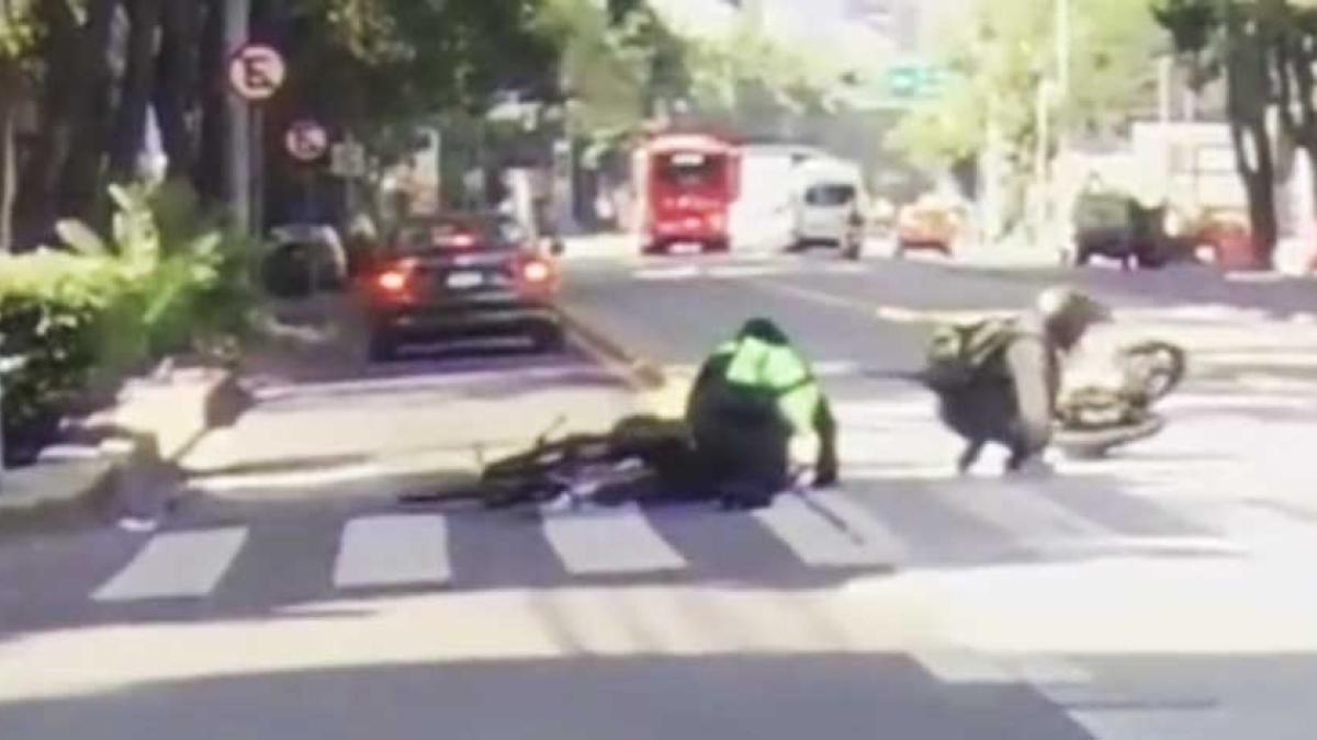 'Ni modo que no se quite; ni modo que no frene'; policía y motociclista chocan de frente │ VIDEO