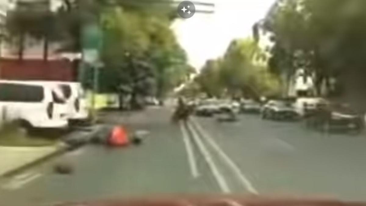 VIDEO. Así fue la persecución a taxista que huía tras arrollar a motociclista en CDMX