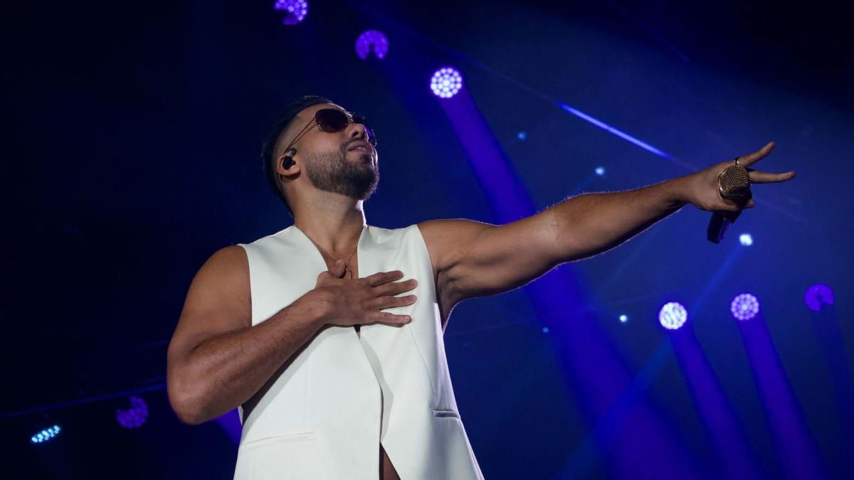 Romeo Santos sorprende al cantar 'El Rey' con mariachis en su concierto de CDMX