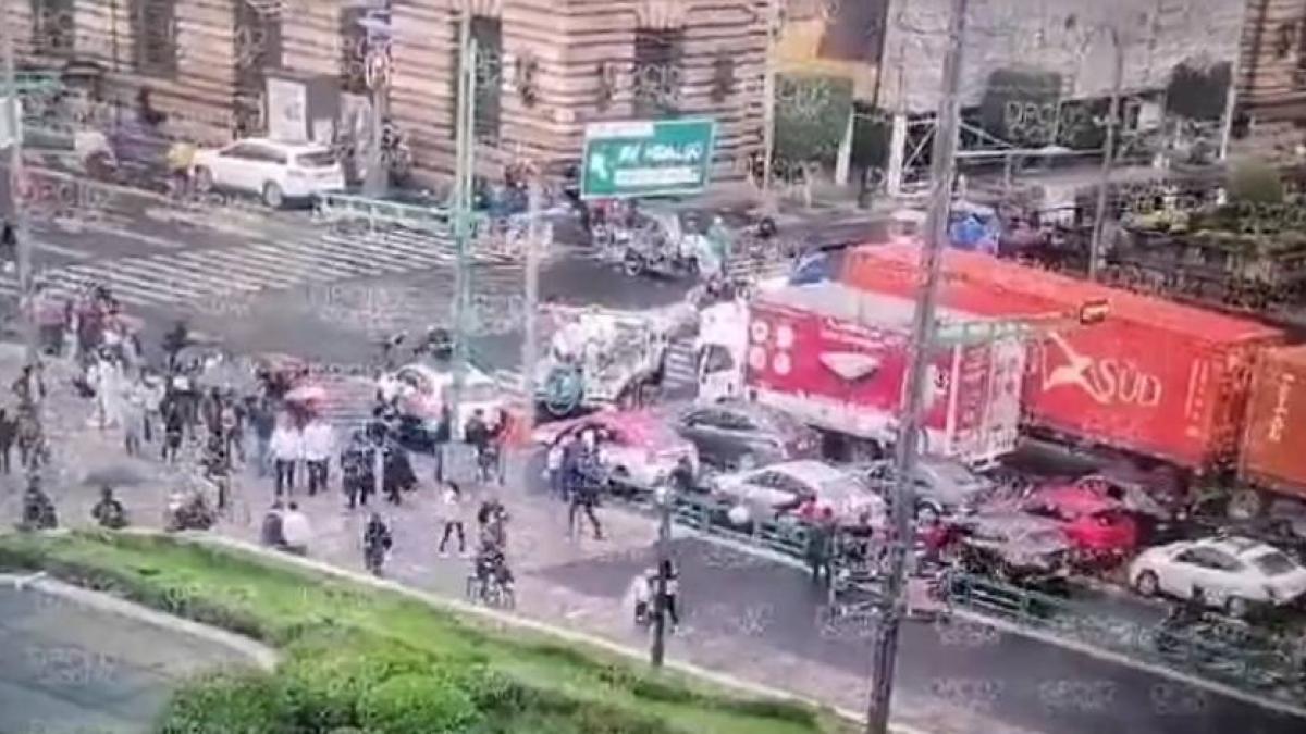 Manifestantes bloquean Eje Central, a la altura de 5 de Mayo; ve alternativas viales