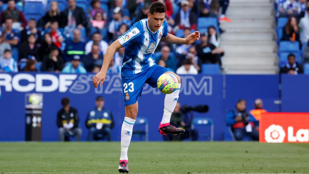 César Montes le declara la guerra al Espanyol de Barcelona y el futuro del mexicano peligra