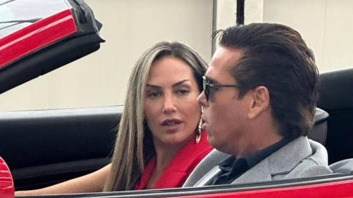 ¿Chapulineado? Ex novia de Luis Miguel es captada con Roberto Palazuelos en un Ferrari