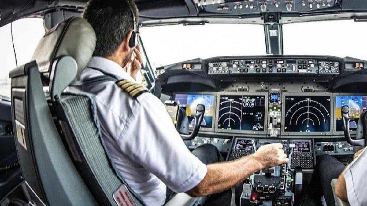 Capitán de pilotos sufre infarto durante vuelo con 300 pasajeros; avión aterrizó de emergencia