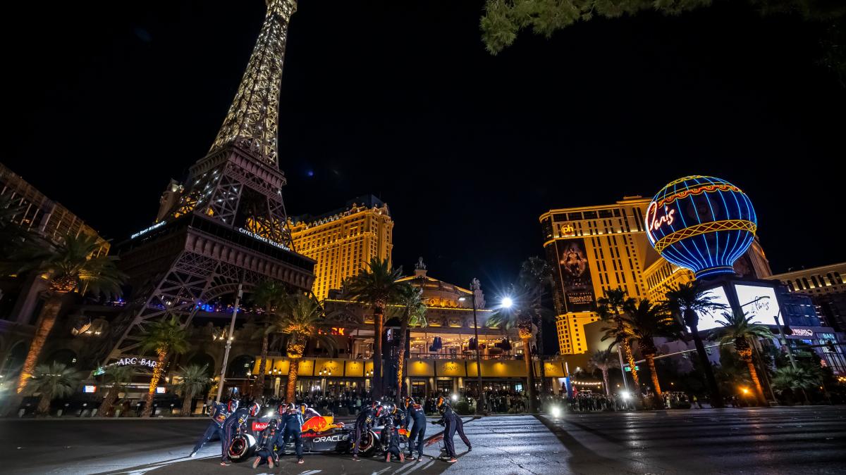 VIDEO: Checo Pérez tiene una noche loca en Las Vegas y pierde su monoplaza en un lugar inimaginable