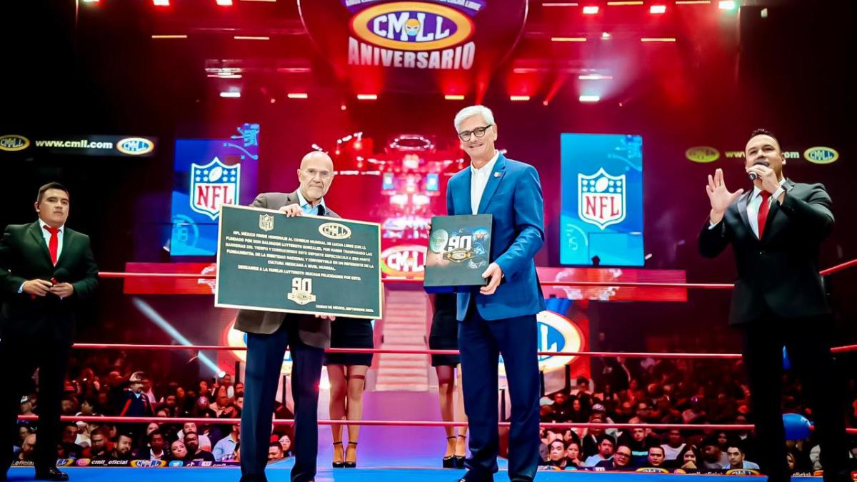 NFL México celebra 90 aniversario del CMLL con placa conmemorativa