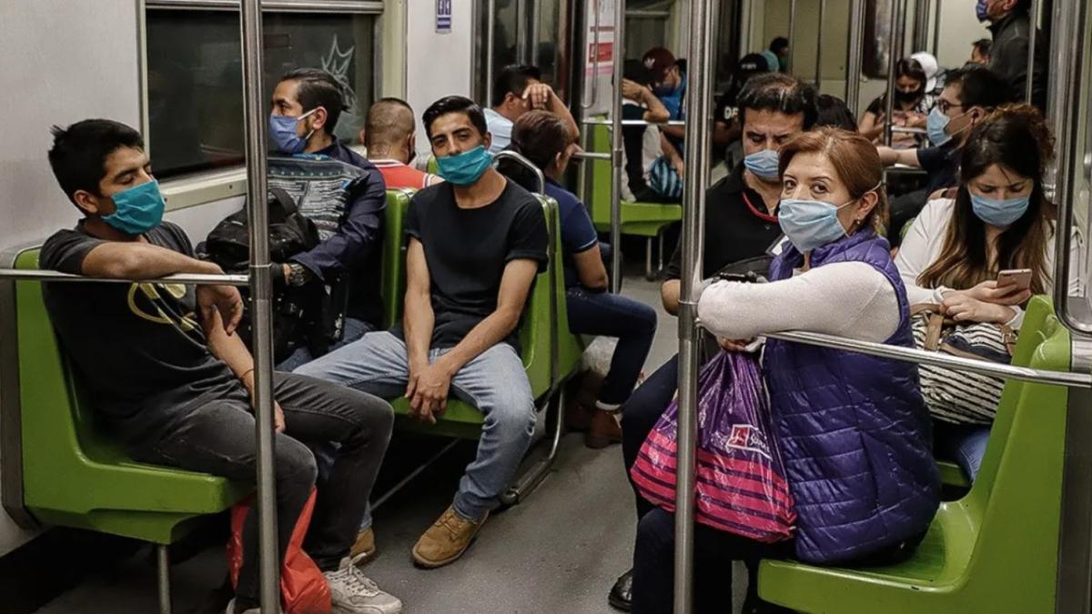 Alumnos de la UNAM identifican bacterias resistentes a antibióticos en pasamanos del Metro de la CDMX