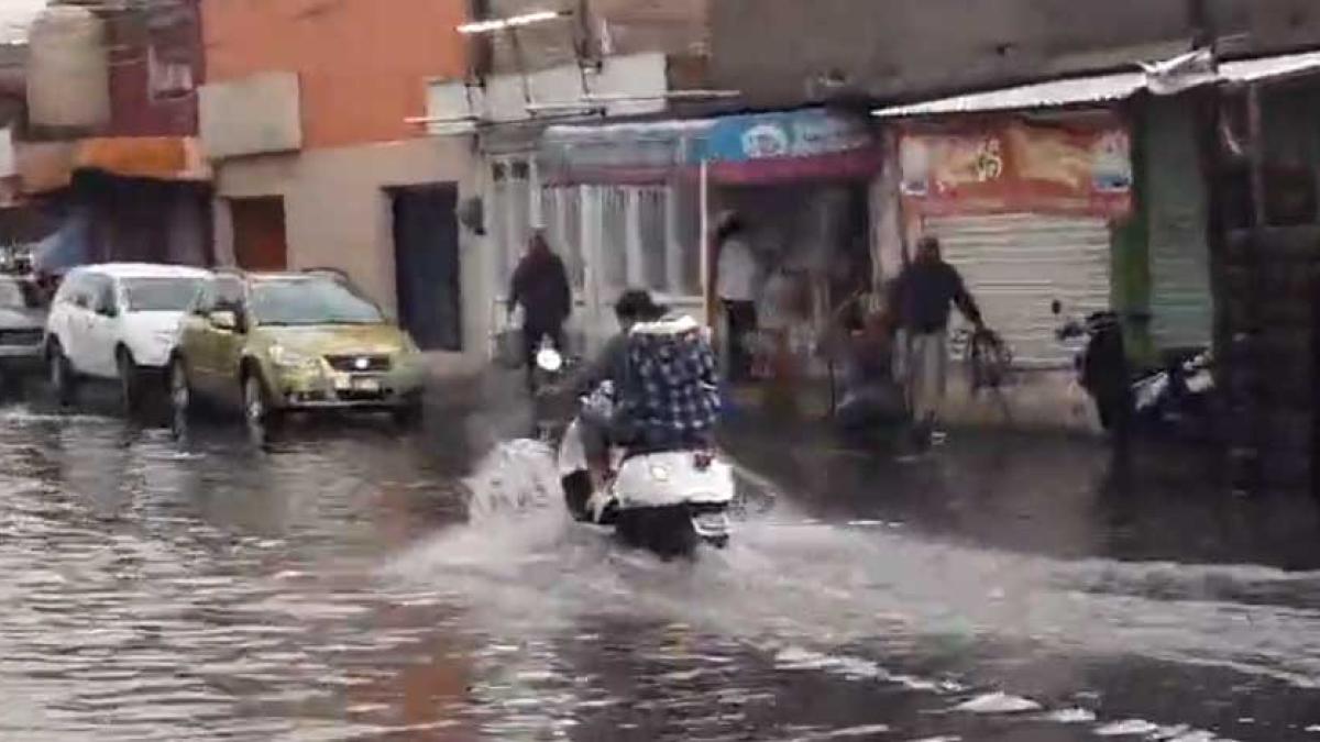 Fuerte lluvia y granizo sorprenden a habitantes de Nezahualcóyotl, Edomex