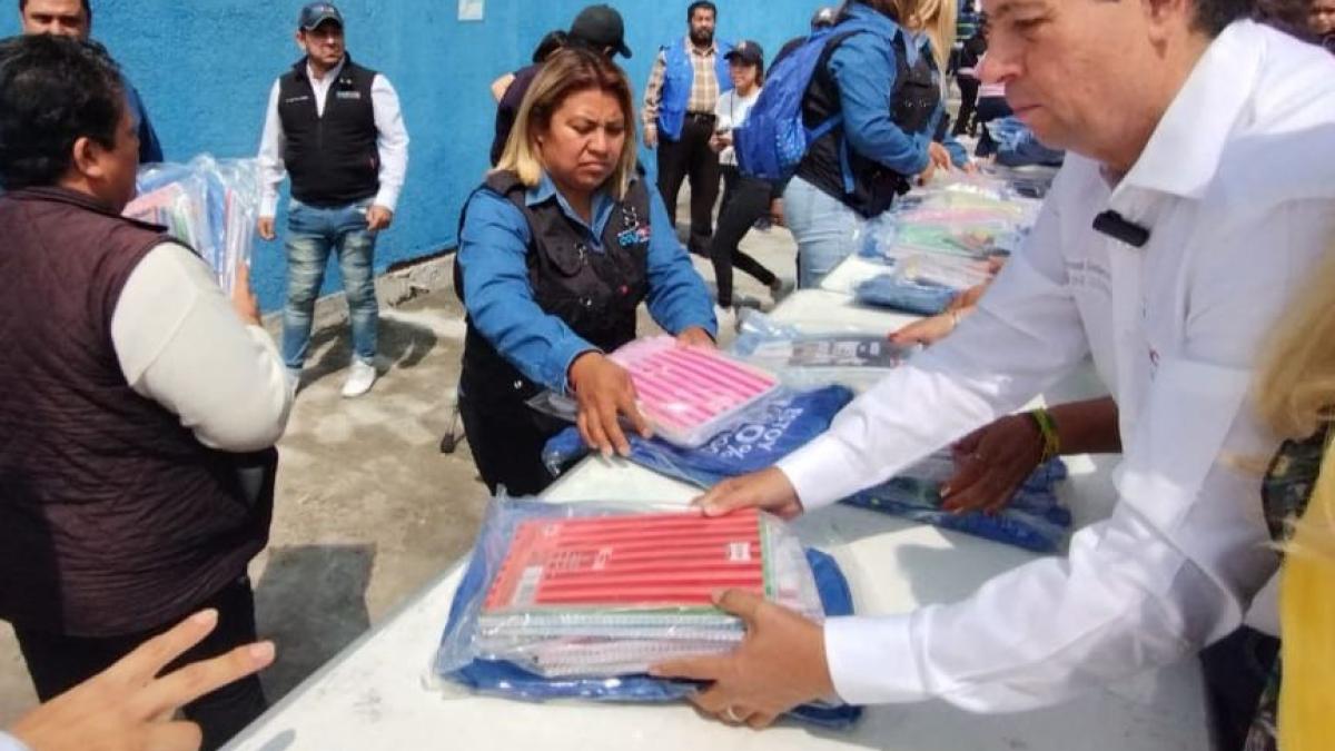 Alcaldía Coyoacán entrega útiles escolares en apoyo a la economía familiar