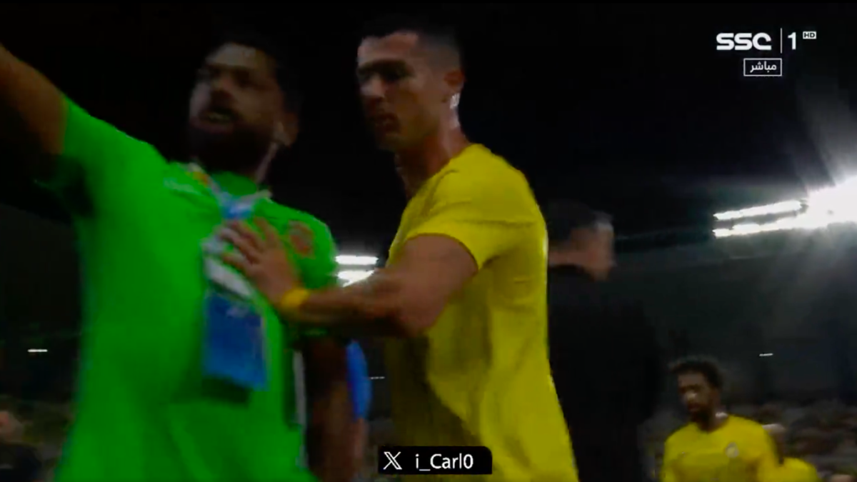 Cristiano Ronaldo pierde la cabeza y agrede a un aficionado de la peor manera (VIDEO)