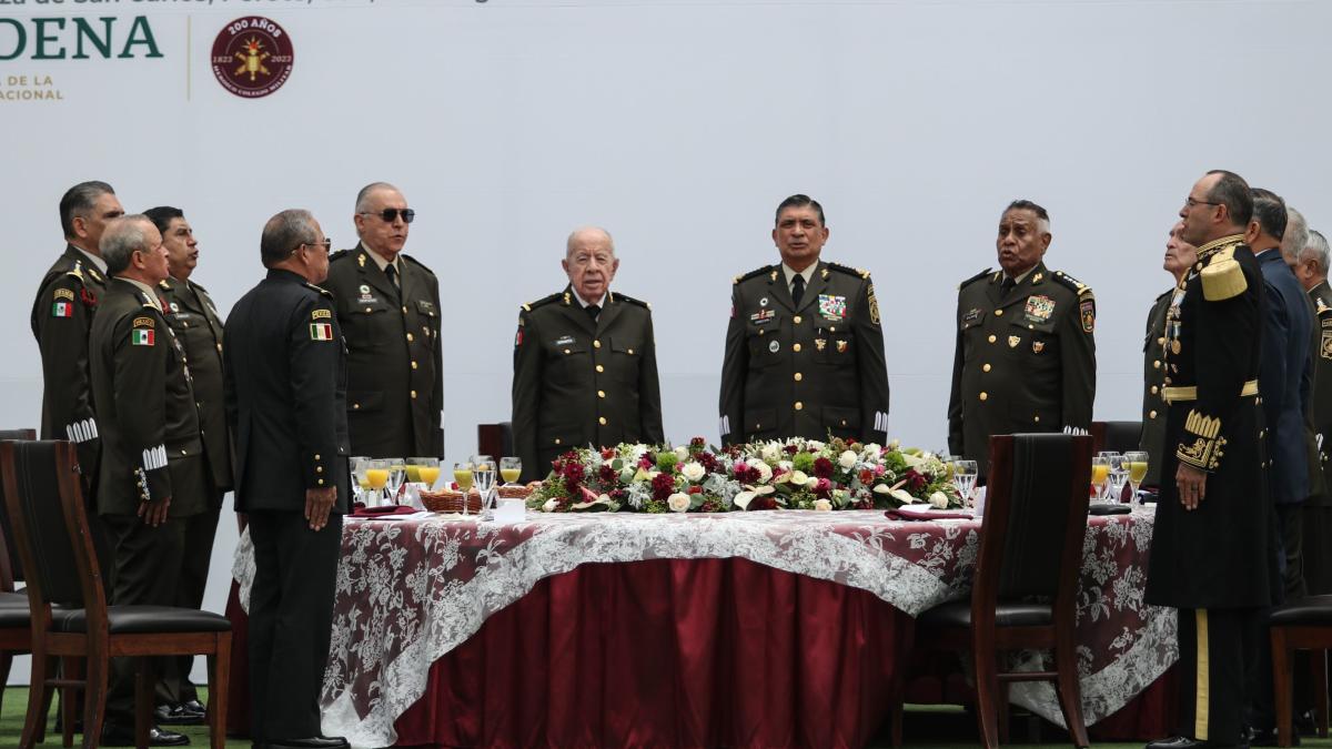 Extitulares de Sedena se unen por Colegio Militar