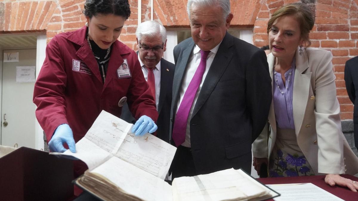 AMLO arrecia críticas a ministro por frenar libros