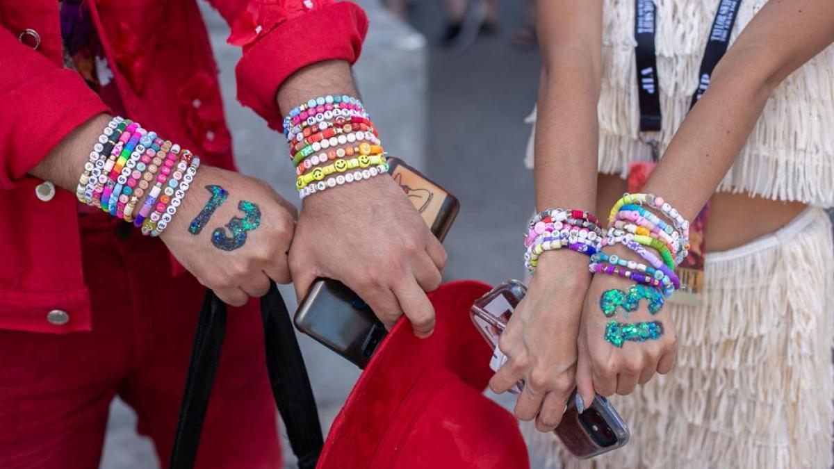 ¡Se logró! Fans de Taylor Swift intercambian sus pulseras 'friendship bracelets' | FOTOS