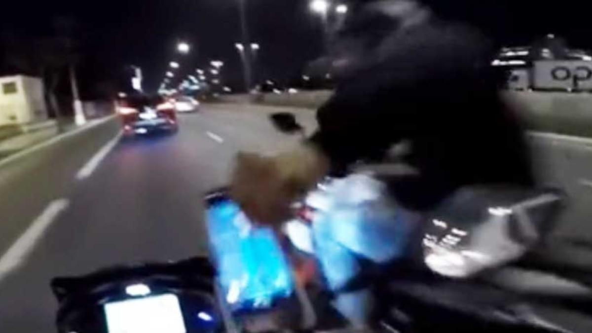 Así arrebatan celular a motociclista en pleno trayecto; ¿nuevo modus operandi? │ VIDEO