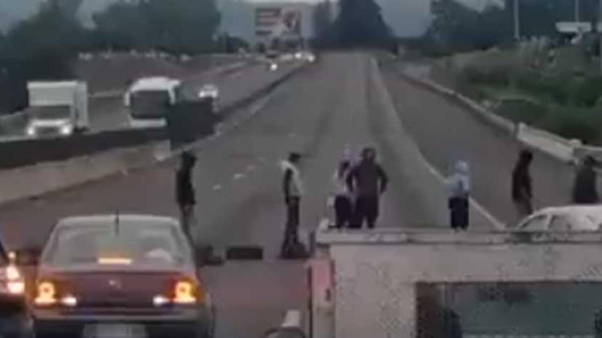 Manifestantes cierran ambos sentidos de la México-Puebla; caos vial en la zona