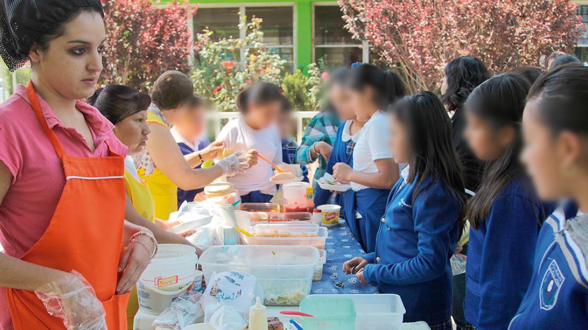 ONG piden regular comida chatarra en las escuelas