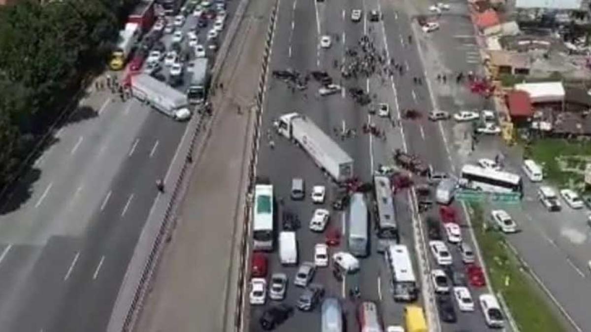 Manifestantes liberan vialidad en la México-Toluca tras varias horas de bloqueo