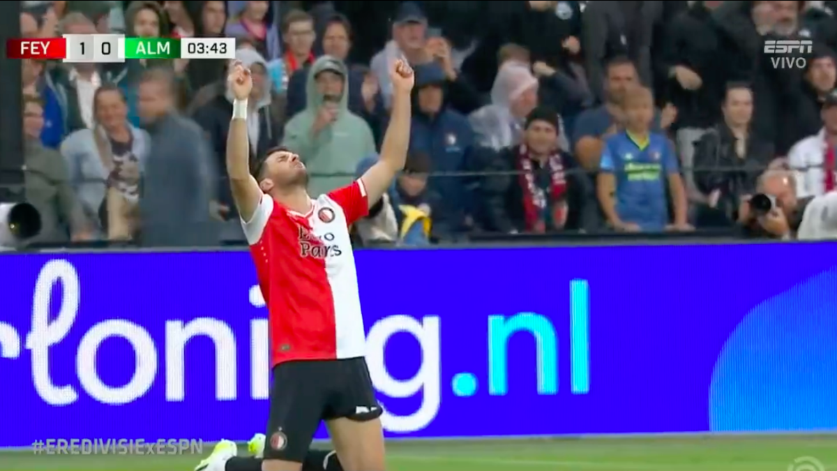 Santiago Giménez anota un GOLAZO para poner en ventaja al Feyenoord ante Almere (VIDEO)