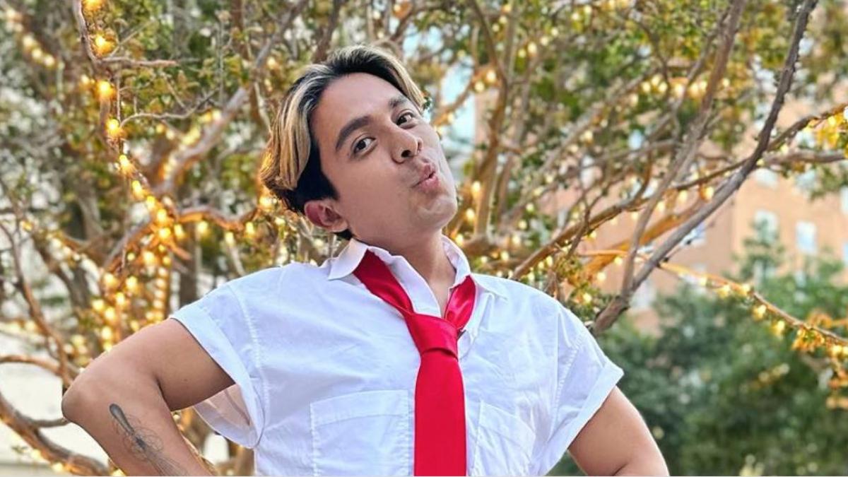 Ricardo Peralta va a concierto de RBD con falda y lo critican por sus rodillas | FOTO