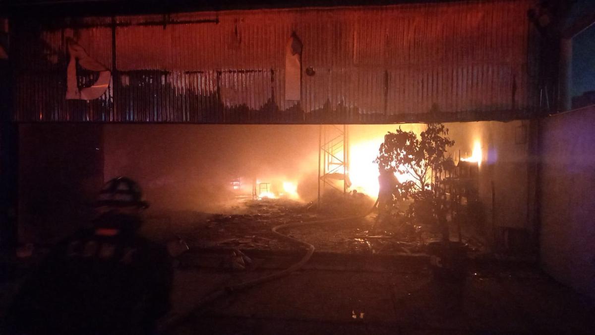 Arde bodega de medicinas en la Gustavo A. Madero; bomberos atienden la emergencia