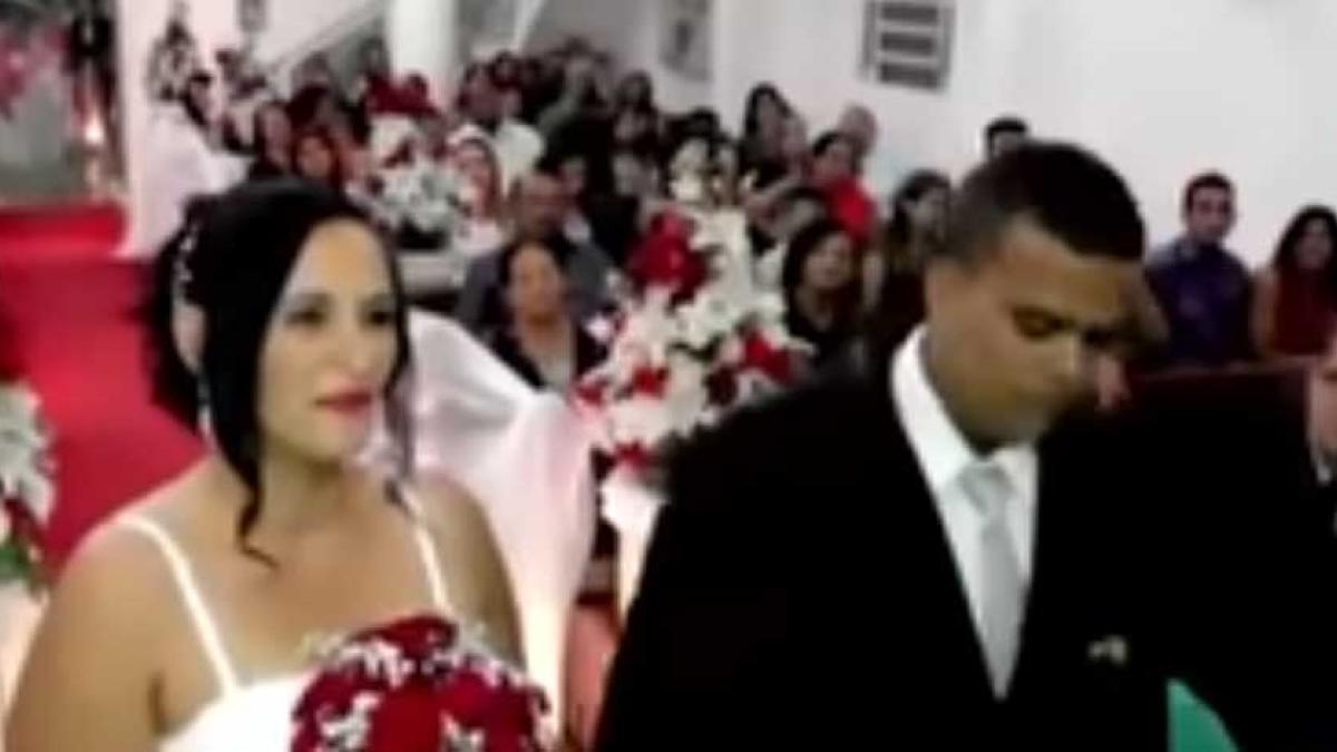 Novia vive incómodo momento en el altar; su prometido 'la deja' antes del 'sí, acepto' │ VIDEO