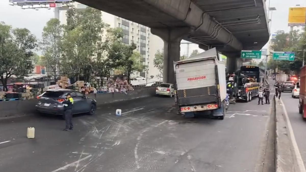 Tráiler se vuelca en Periférico y provoca TRÁFICO intenso en pleno regreso a clases