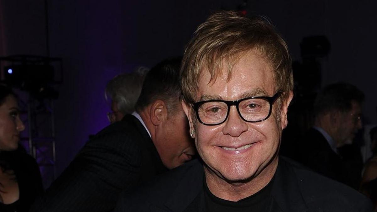 Hospitalizan de emergencia a Elton John, tras sufrir accidente