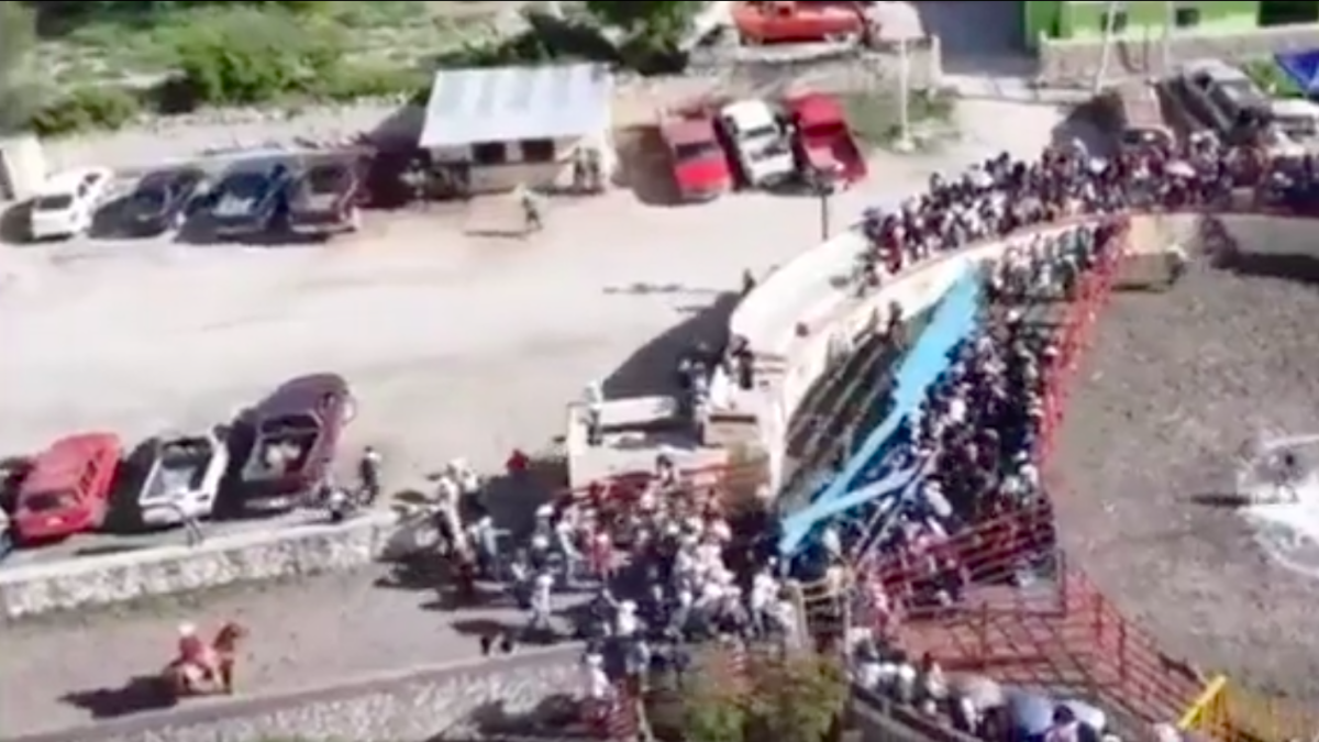 VIDEO: Jaripeo termina en tragedia; 20 heridos por caída de una tribuna, las imágenes son lamentables