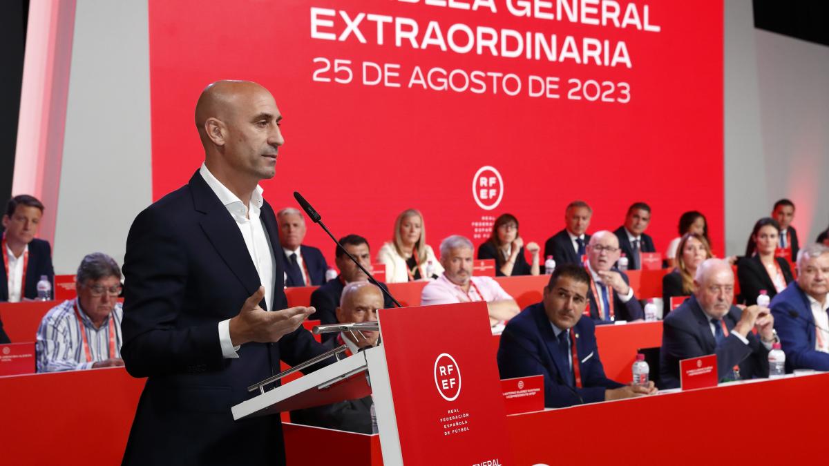 Luis Rubiales y sus escándalos; viajes con dinero de la Federación, negocios con Piqué y hasta orgías