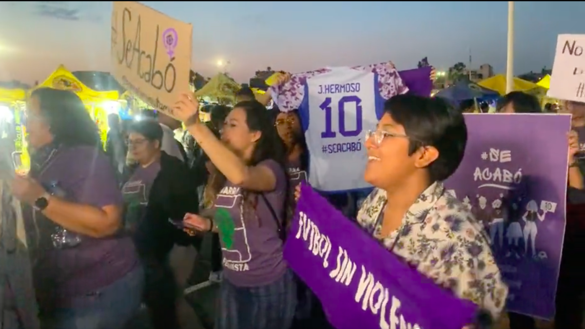 Jenni Hermoso es apoyada por la Barra Feminista, que marcha en el Estadio Azteca en contra de Rubiales